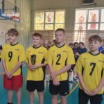 Drużyna chłopców SP nr 1 w Lubomierzu z pucharem za I miejsce w koszykówce 3x3.