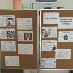 „Dwie tablice korkowe ustawione na szkolnym korytarzu, poświęcone Ogólnopolskiemu Dniowi Walki z Depresją. Na tablicach znajdują się plakaty edukacyjne z informacjami o tym, czym jest depresja, jakie są jej objawy, gdzie szukać pomocy oraz numer telefonu zaufania 116 111. Widoczne są również hasła wspierające, takie jak ‘Nie jesteś sam/sama’.