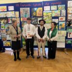 Uczestnik konkursu stoi z dyplomem i nagrodą obok organizatorów podczas IX Zagórzańskiej Czytanki.