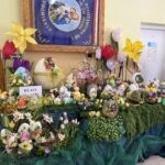 Wystawa prac konkursowych „Jajko Wielkanocne w Objęciach Wiosny”. Przestrzenne pisanki wykonane przez uczniów zostały zaprezentowane wśród wiosennych dekoracji, kwiatów, mchu i wielkanocnych ozdób, tworząc barwną, świąteczną ekspozycję w szkolnym holu.