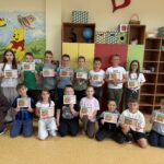Grupa uczniów klas I–III Szkoły Podstawowej nr 1 w Lubomierzu po zakończeniu ogólnopolskiej olimpiady „Olimpusek z matematyki”. Dzieci pozują w sali lekcyjnej, prezentując dyplomy uczestnictwa.