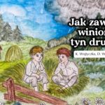 Ilustracja przedstawiająca dwóch chłopców siedzących na trawie i rozmawiających na wiejskiej łące. Po lewej stronie panuje słoneczna pogoda, a po prawej widoczne są ciemne chmury i ulewny deszcz nad drewnianą chatą. Na grafice znajduje się tytuł „Jak zawdy winion tyn drugi!” oraz nazwiska autorów: K. Wojtyczka i D. Wcisło.