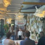 Patryk Cebula, uczeń klasy II, recytuje utwór Władysława Orkana przed komisją konkursową w Miejskiej Bibliotece w Mszanie Dolnej. W tle widoczne są dekoracje z książek oraz popiersie pisarza.