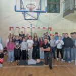 „Uczniowie wraz z prowadzącymi po zajęciach z pierwszej pomocy w ramach projektu „Ratuję, bo umiem”. Na pierwszym planie znajduje się fantom wykorzystywany do ćwiczeń resuscytacji