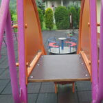 Podest zestawu zabawowego z antypoślizgową nawierzchnią i solidnymi balustradami bocznymi. Stanowi bezpieczne przejście pomiędzy schodami a zjeżdżalnią.