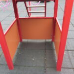 Dolna część konstrukcji zestawu zabawowego, zabezpieczona panelami bocznymi. Elementy stabilne, dobrze zamocowane.