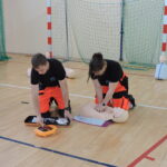 Ratownicy demonstrują, jak należy prawidłowo stosować automatyczny defibrylator zewnętrzny AED