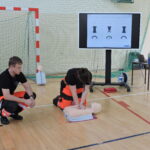 Ratownicy pokazują na fantomie, jak prawidłowo należy wykonać resuscytację