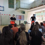 Ratownicy przypominają uczniom numery alarmowe