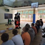 Ratownicy wybjaśniają uczniom na czym polega obowiązek udzielania pierwszej pomocy