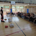 Ratownik wyjaśnia uczniom, jak powinno wykonać się resuscytację