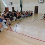 Ratownik wyjasnia uczniom, w jaki sposób sprawdza się, czy poszkodowany jest przytomny