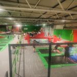 Uczniowie bawią się w GOjumpie, skaczą na trampolinach i wskakują do basenów z gąbkami.