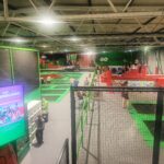 Uczniowie bawią się w GOjumpie, skaczą na trampolinach, wskakują do basenów z gąbkami