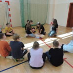 Uczniowie podzieleni na małe grupy, odgrywają scenki sytuacyjne, w których muszą wykonać resuscytację na fantomie i podłączyć AED