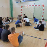 Uczniowie podzieleni na małe grupy, odgrywają scenki sytuacyjne, w których muszą wykonać resuscytację na fantomie i podłączyć AED