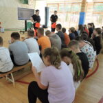 Uczniowie rozwiązują test dotyczący p