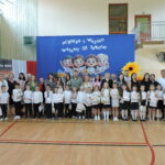 „Wspólne zdjęcie uczniów klas pierwszych z rodzicami i wychowawcami po uroczystości rozpoczęcia roku szkolnego.”