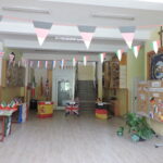 Korytarz jest przystrojony flagami różnych państw z okazji Dnia Języków Obcych. Jest 5 stanowisk z językiem francuskim, niemieckim, angielskim, włoskim i hiszpańskim.