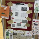 Tablica szkolna z plakatem poświęconym łączniczkom Powstania Warszawskiego. Widoczne zdjęcia bohaterek, krótkie opisy historyczne oraz dziecięce rysunki i napisy: „Pamiętamy”, „Dziękujemy”, „Powstanie Warszawskie”.