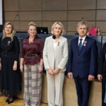 Laureaci Medalu Komisji Edukacji Narodowej pozują do wspólnej fotografii po uroczystości wręczenia odznaczeń.