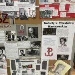 Plansza edukacyjna poświęcona kobietom w Powstaniu Warszawskim. Umieszczone są czarno-białe fotografie powstańców, notki biograficzne i prace plastyczne uczniów.