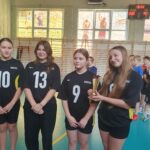 Młodsza drużyna dziewcząt SP nr 1 w Lubomierzu z pucharem za II miejsce w koszykówce 3x3.
