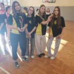 Drużyna dziewcząt SP nr 1 w Lubomierzu z pucharem za II miejsce w koszykówce 3x3.