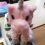 Pluszowy jednorożec – jedna z zabawek, które trafią do prezentów dla dzieci chorych na mukowiscydozę.