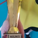 Puchar za I miejsce w koszykówce chłopców 3x3 podczas Mistrzostw Gminy Mszana Dolna.