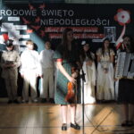 Dwie starsze uczennice – jedna ze skrzypcami, druga z akordeonem – występują na scenie