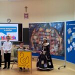 Jedna z uczestniczek przedstawienia, przebrana w bogaty kostium, występuje przed młodszymi uczniami.