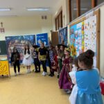 Uczniowie klasy 3 w bajkowych kostiumach prezentują swoje przedstawienie.