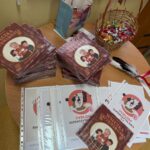 Zestaw dyplomów i książek przygotowanych dla pierwszoklasistów.