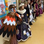 dzieci przebrane na przedstawieniu