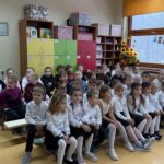 pierwszaki na pasowaniu na czytelników