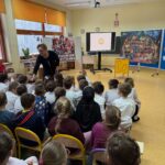 Pierwszoklasiści oglądają prezentację o zasadach korzystania z książek