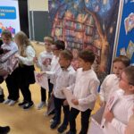 Pierwszaki odbierają dyplomy po uroczystym pasowaniu na czytelnika