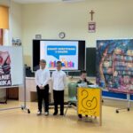 Uczniowie prezentują zasady korzystania z książek podczas części edukacyjnej uroczystości.