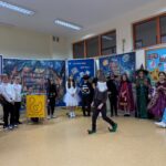 przedstawienie dziewczynka przebrana za krasnala