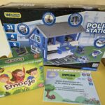 Nagrody i dyplom za wyróżnienie w Powiatowym Konkursie Plastycznym „Skąd się biorą ekologiczne owoce”, w tym zestaw zabawek edukacyjnych oraz gra planszowa.