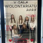 Gablotowa ekspozycja promująca V Galę Wolontariatu 2025 z hasłami dotyczącymi empatii, wsparcia i wolontariatu oraz zdjęciem grupy uczennic.