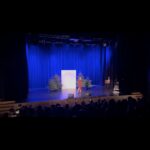 Wystąpienie artystyczne na scenie podczas V Gali Wolontariatu 2025; publiczność siedzi na widowni.