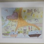 Zdjęcie przedstawia jedną z prac plastycznych uczniów ukazującą scenę wiejską inspirowaną twórczością Władysława Reymonta, zaprezentowaną w ramach konkursu „Reymontowska wieś w obrazach”.