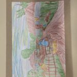 Zdjęcie przedstawia jedną z prac plastycznych uczniów ukazującą scenę wiejską inspirowaną twórczością Władysława Reymonta, zaprezentowaną w ramach konkursu „Reymontowska wieś w obrazach”.