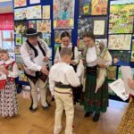 Chłopiec w stroju regionalnym odbiera dyplom od jury podczas IX Zagórzańskiej Czytanki, obok stoją organizatorzy wydarzenia.