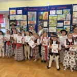 Laureaci konkursu prezentują dyplomy i nagrody wraz z organizatorami IX Zagórzańskiej Czytanki.