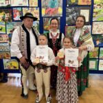 Uczestnicy konkursu prezentują dyplomy i nagrody wraz z organizatorami IX Zagórzańskiej Czytanki.