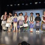 Uczestnicy konkursu „Góralskie Cytanie” w strojach ludowych ustawieni na scenie podczas gali finałowej.