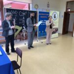 Organizatorzy konkursu biją brawo uczestnikom podczas ogłoszenia wyników i wręczania nagród.